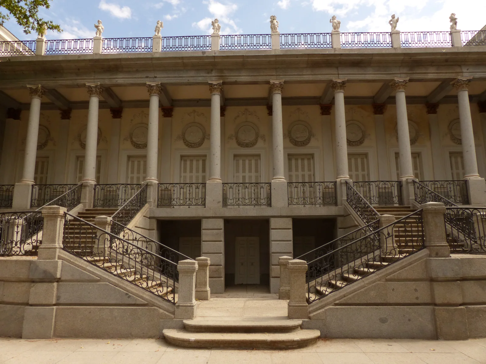 El Capricho, fachada del Palacio, Madrid, España, 2015.JPG
