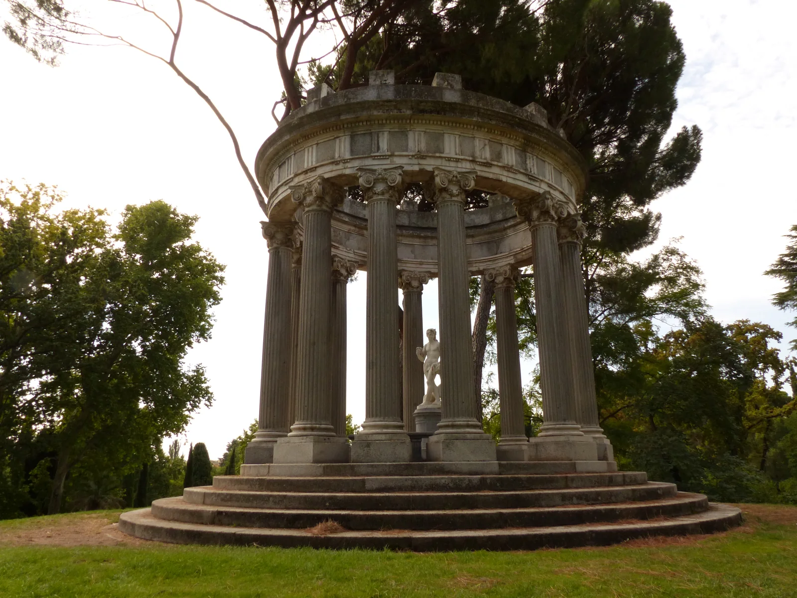 File:El Capricho, templete de Baco, Madrid, España, 2015.JPG