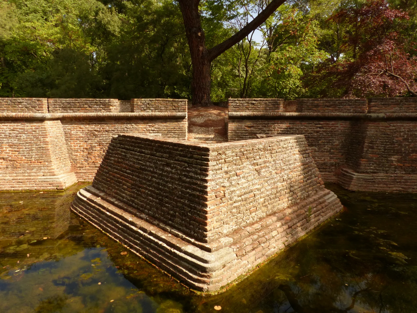 El Capricho, el fortín, esquina, Madrid, España, 2015.JPG