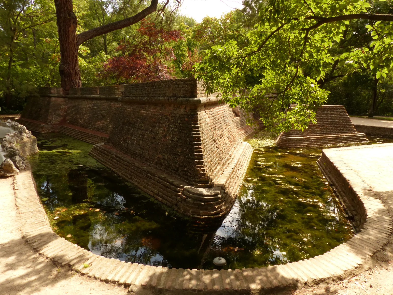 El Capricho, el fortín, Madrid, España, 2015.JPG