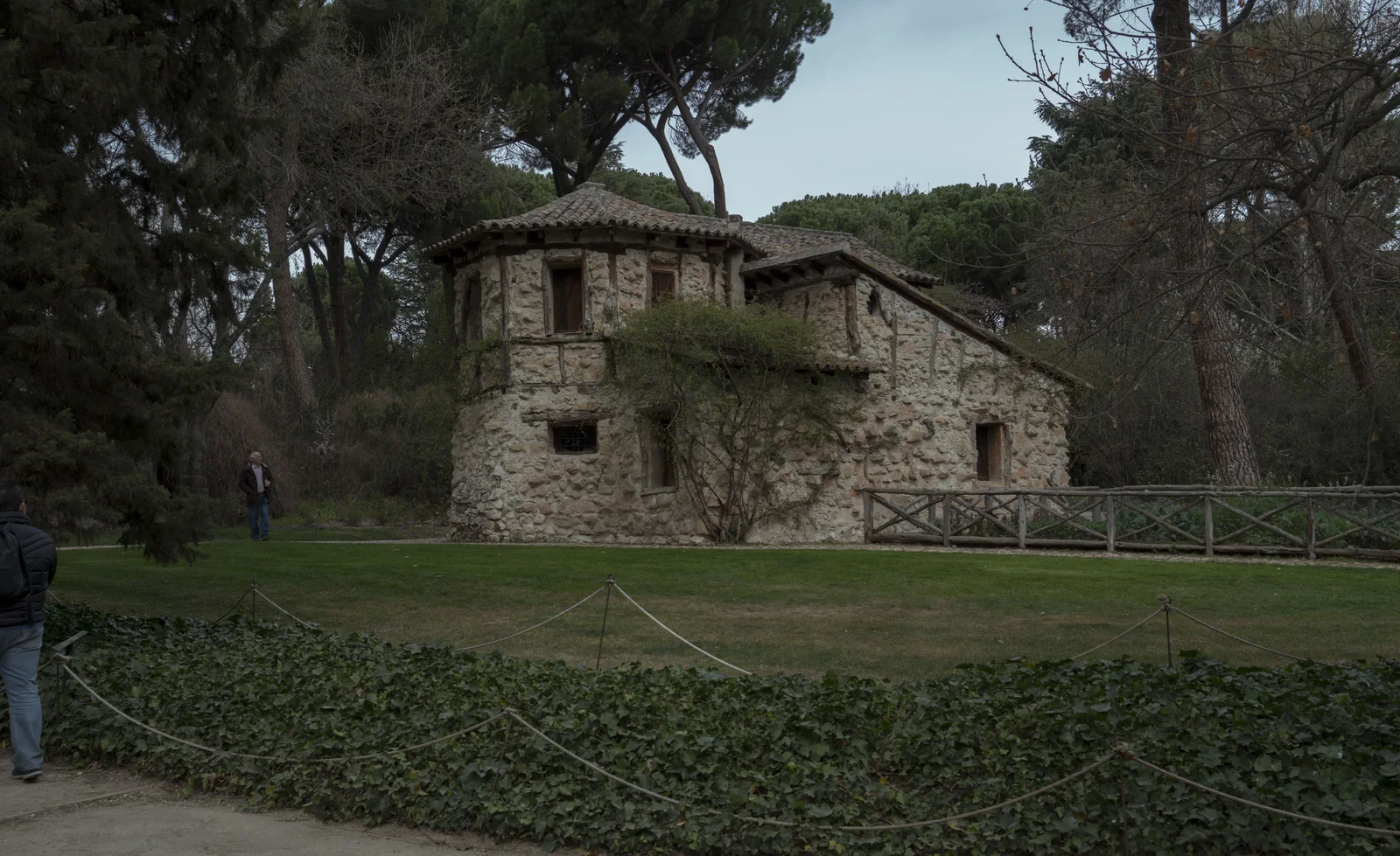 File:Parque de El Capricho-07 Casa de la vieja.jpg