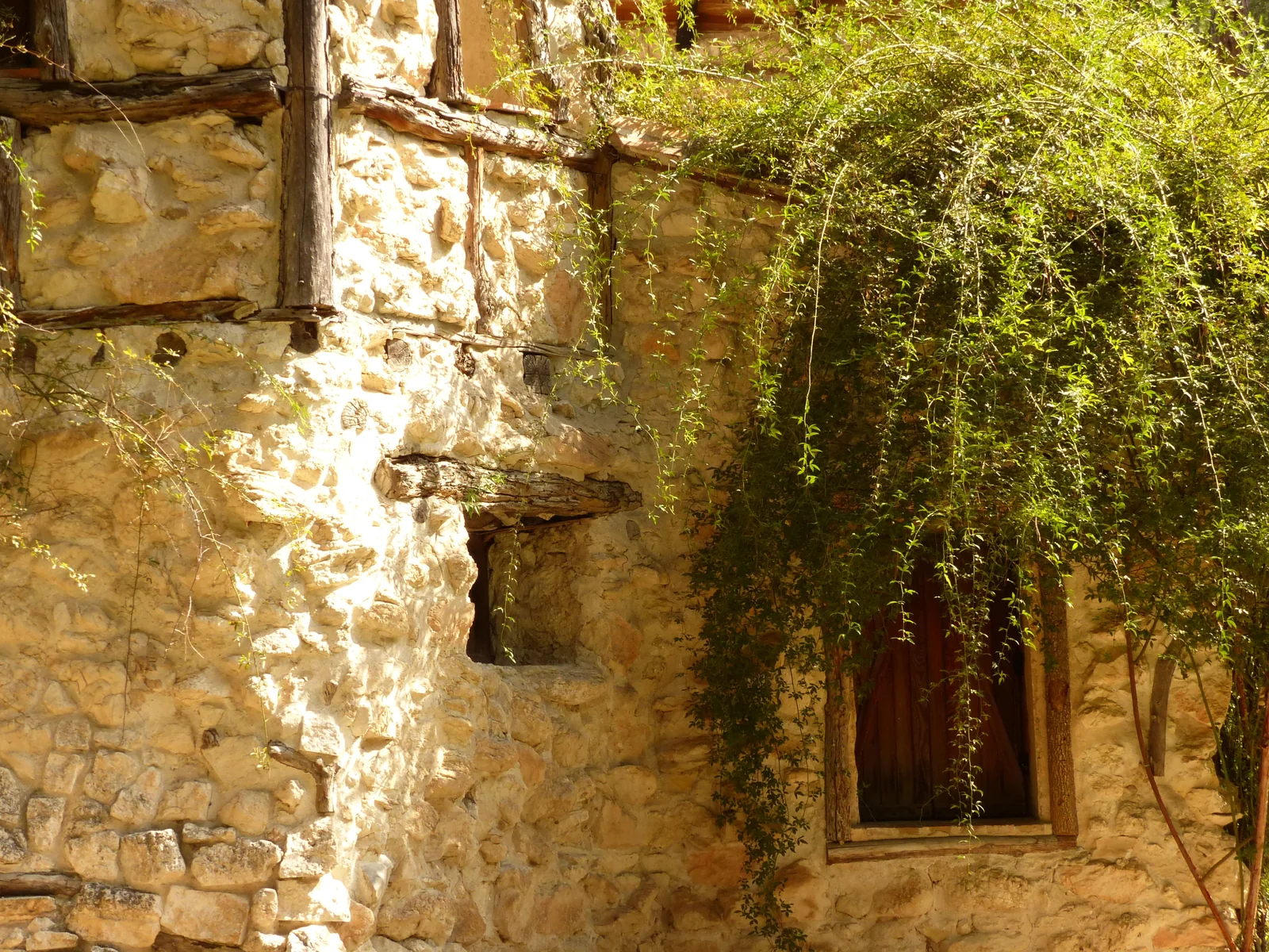 File:El Capricho, ventana casa de la vieja, Madrid, España, 2015.JPG