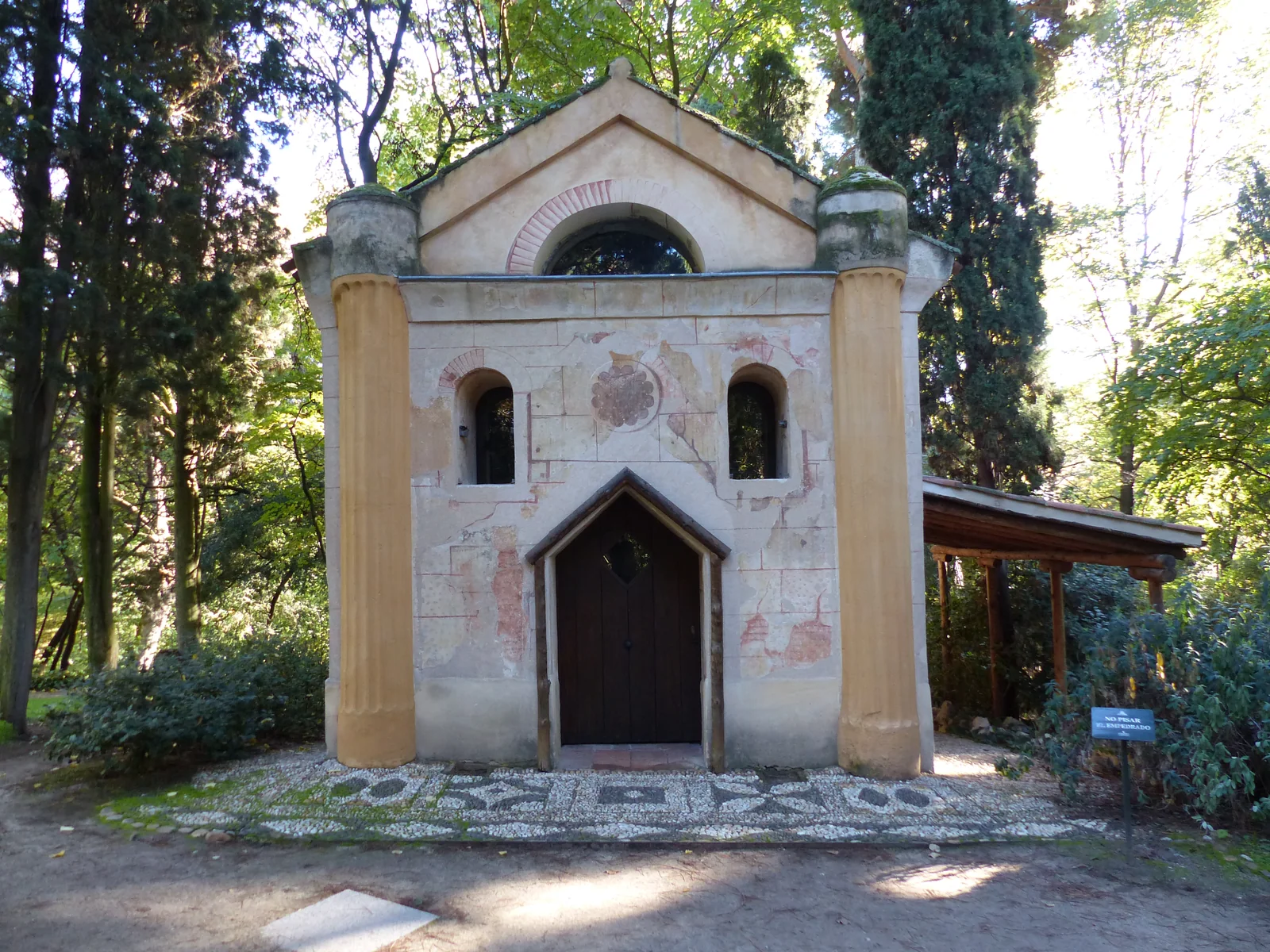 File:El Capricho, parte frontal de la ermita, Madrid, España, 2015 09.JPG