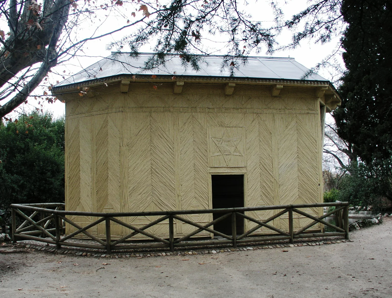 Jardin El Capricho Casa de Canas01.jpg