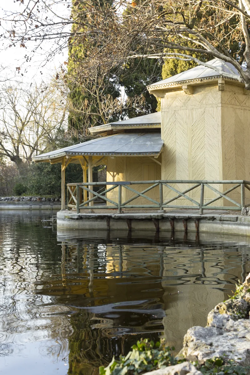 Casa de cañas y reflejos en Parque de El Capricho (Madrid).jpg