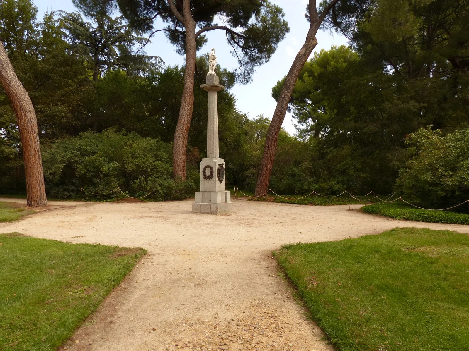 El Capricho, columna, Madrid, España, 2015.JPG