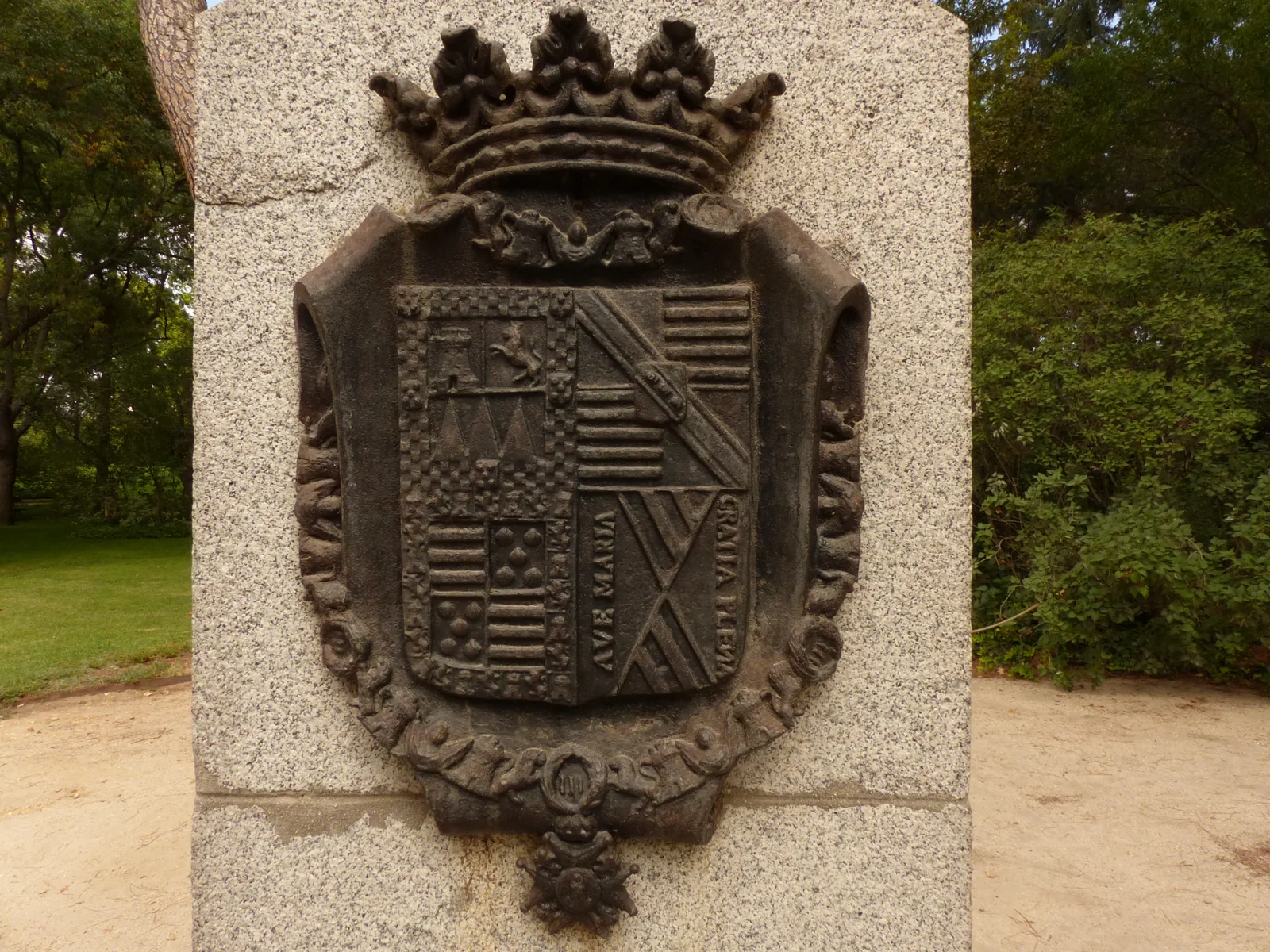 El Capricho, escudo, Madrid, España, 2015.JPG