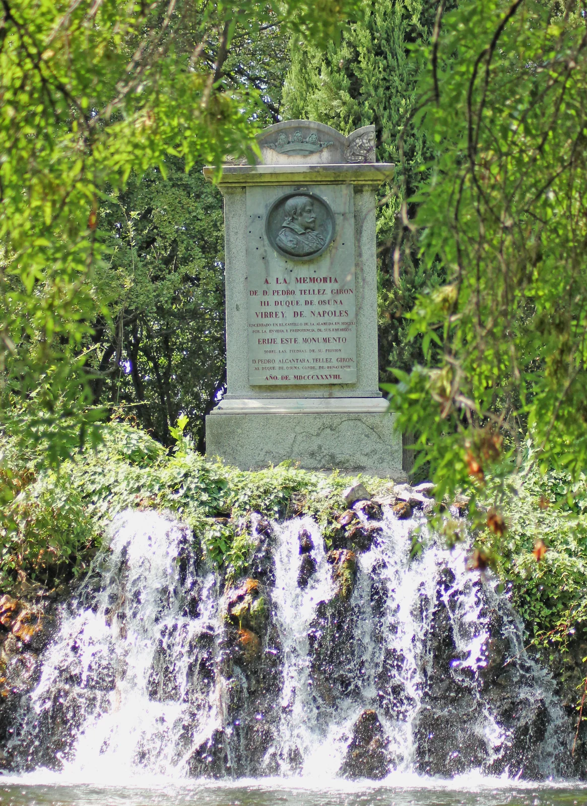 Cascada sobre rocalla bajo el monumento, en 2016